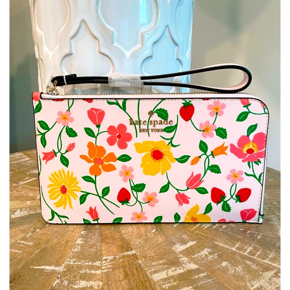 Kate Spade Lucy garden strawberry medium wristlet wallet pink 🍓🌸